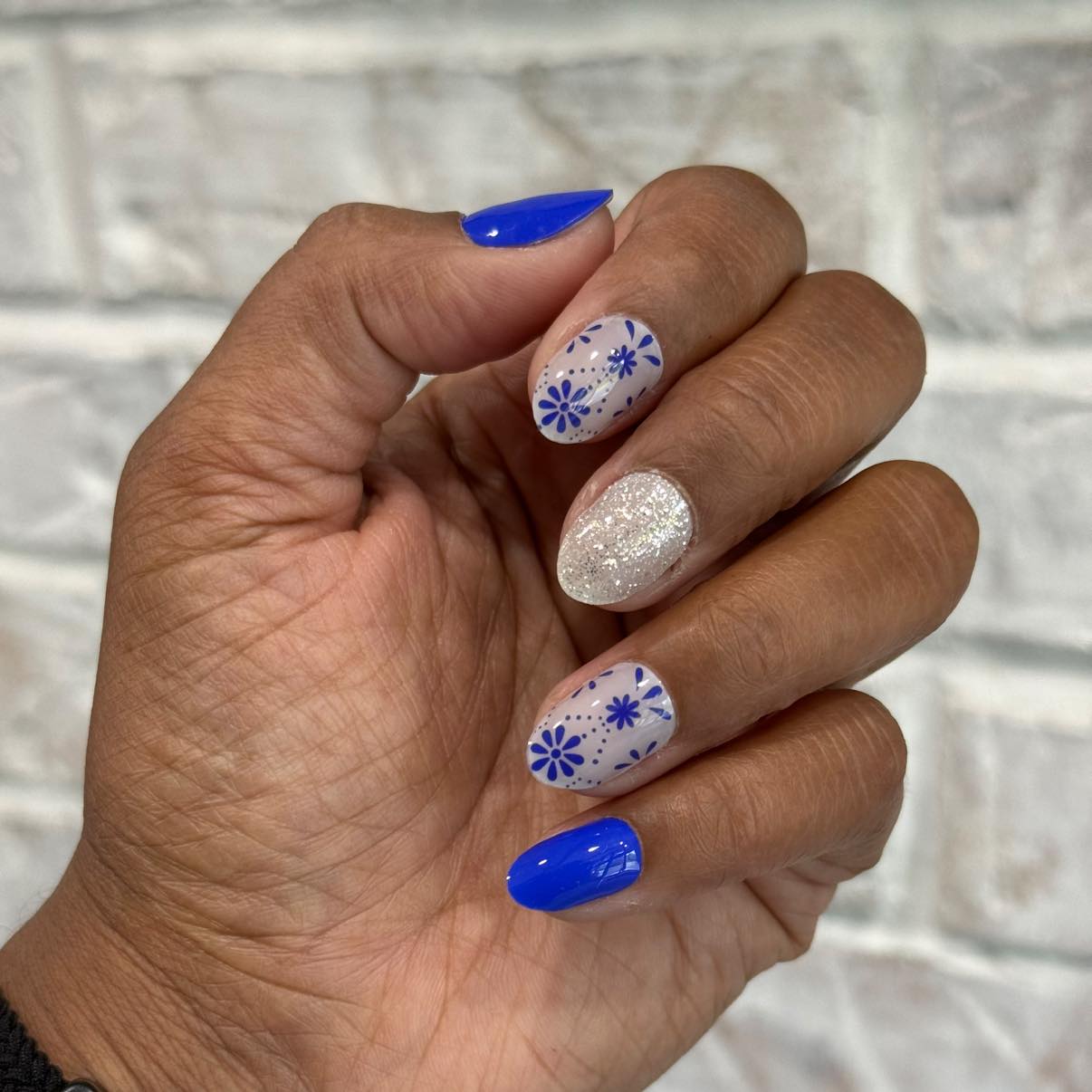 Just out here living my best nail life 💙✨
Royal Porcelain totally surprised me in the best way—those vibrant blues, soft florals, and a sprinkle of sparkle? Yes, please.

But what really has me smiling is this…

✔️ My real nails are this long (what?!)
✔️ I’m pulling off almond shape like a pro
✔️ No peeling, no cracking
✔️ I didn’t even need a base coat or top coat
✔️ And these babies stay put for 14+ days!

I never thought I’d be this girl—rocking a strong natural nail with zero fuss, but here we are 🙌🏾

So tell me: are you more of a glitter girl or a floral kinda friend?